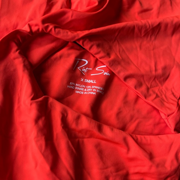 Riot Swim Blaise One Piece in Coral XS 150$ - Picture 6 of 6